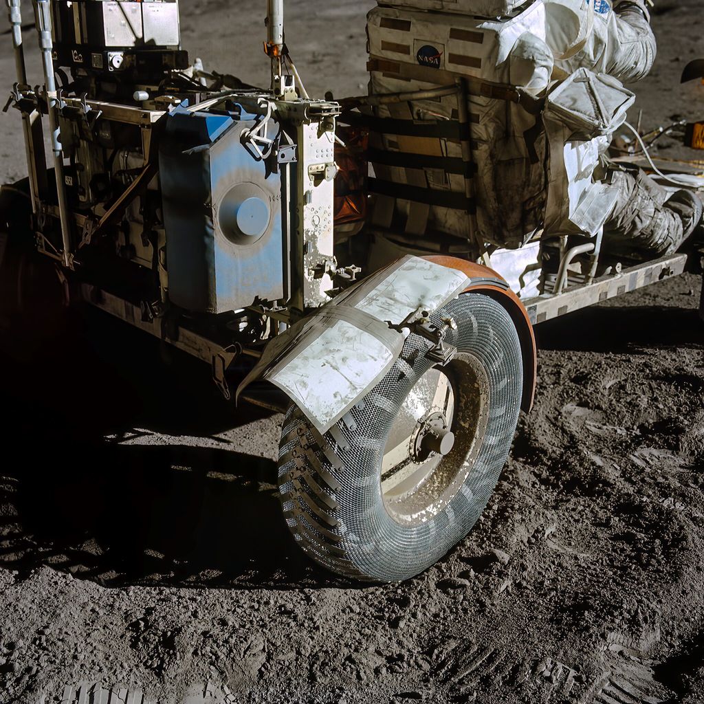 Mapa fixo na roda do rover (Imagem: Reprodução/NASA/Kevin M. Gill)