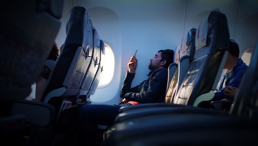 Navegar pela internet em voos atualmente é quase sempre muito caro (Imagem: Javier Cañada/Unsplash)