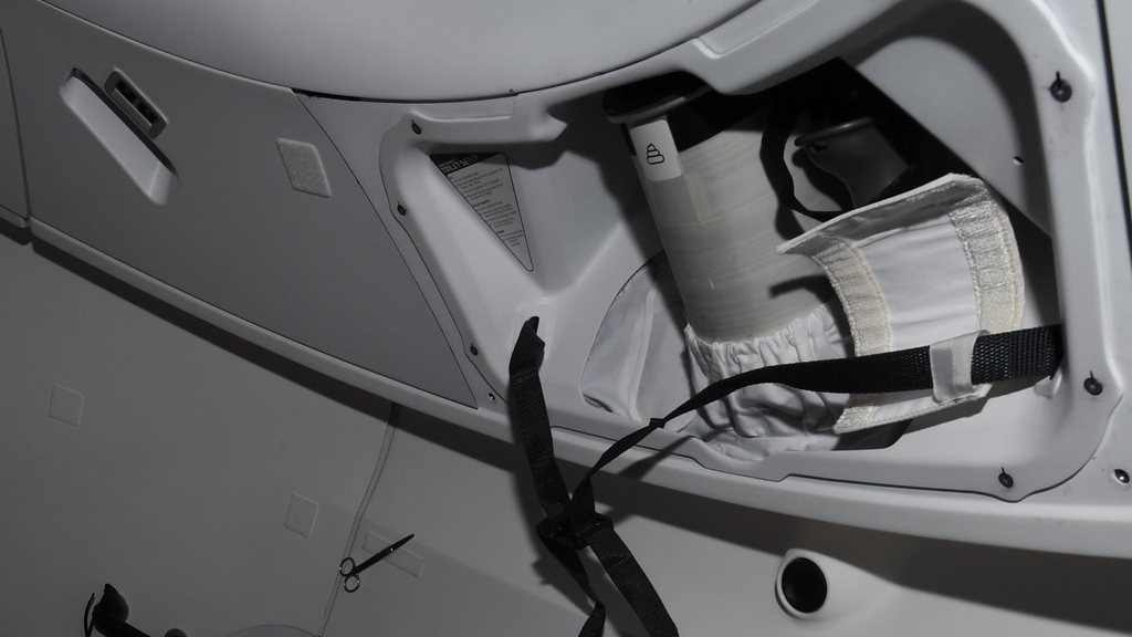 O pequeno sistema de banheiro espacial a bordo da nave Crew Dragon (Imagem: Reprodução/Imagem: Reprodução/Thomas Pesquet/Twitter))
