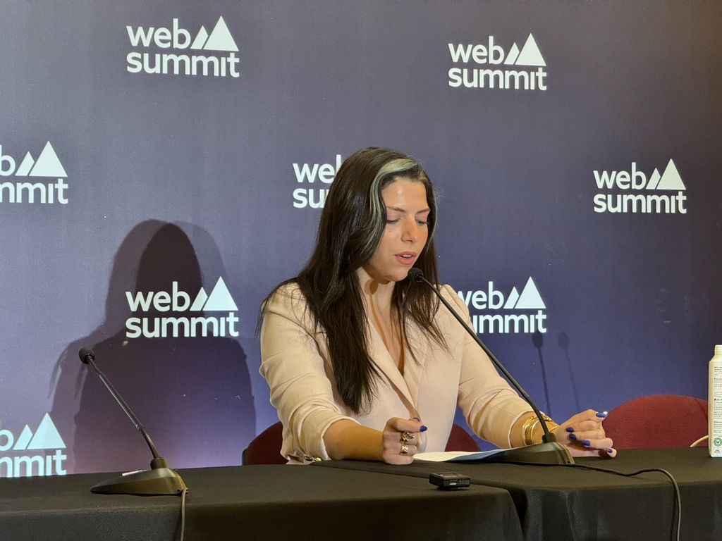 Sara Sabry comenta sobe desafios vivenciados em missões espaciais em que esteve envolvida no Web Summit Rio (Imagem: Clara Pitanga/Canaltech)
