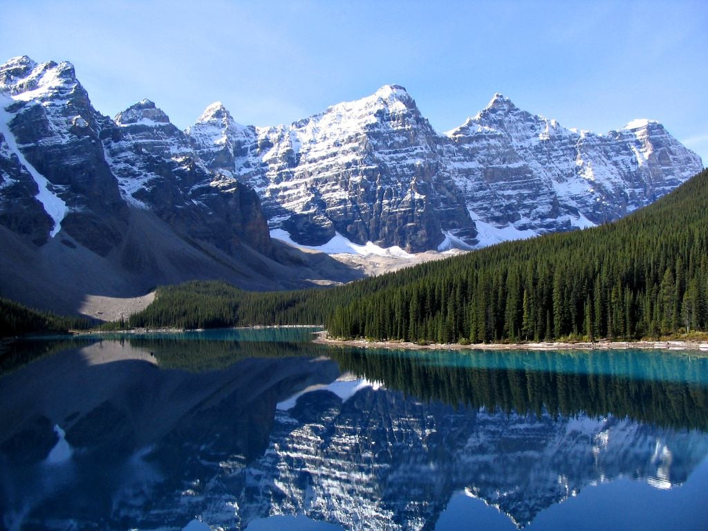 As Montanhas Rochosas, no Canadá, ainda guardam rochas que estavam presentes e participaram na formação dos continentes (Imagem: Gorgo/Domínio Público)