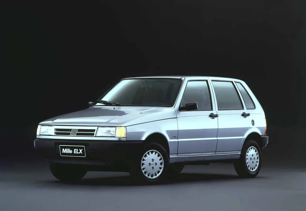 A versão ELX já contava com o facelift e tinha quatro portas (Imagem: Divulgação/ Fiat)