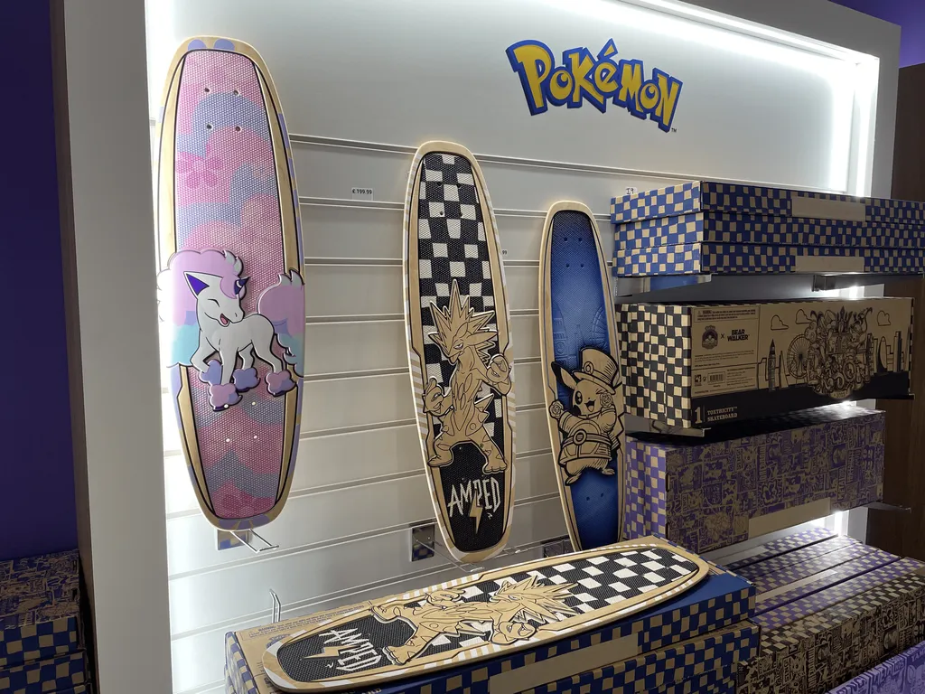 Skates de Pokémon são destaque na loja do Mundial e custam £200 (R$ 1.234) cada. (Imagem: Bruna Penilhas/Canaltech)