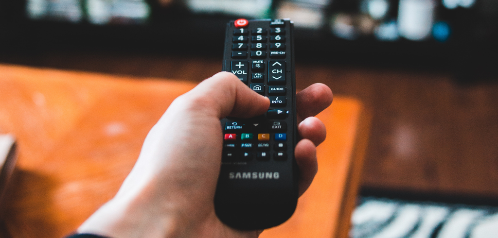 Há como ativar ou tirar legendas de uma TV Samsung acessando as configurações (Imagem: Erik Mclean/Unsplash)