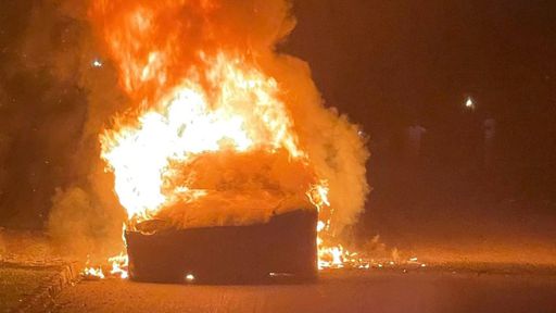 Tesla S Plaid teria entrado em combustão espontânea com o motorista ao volante
