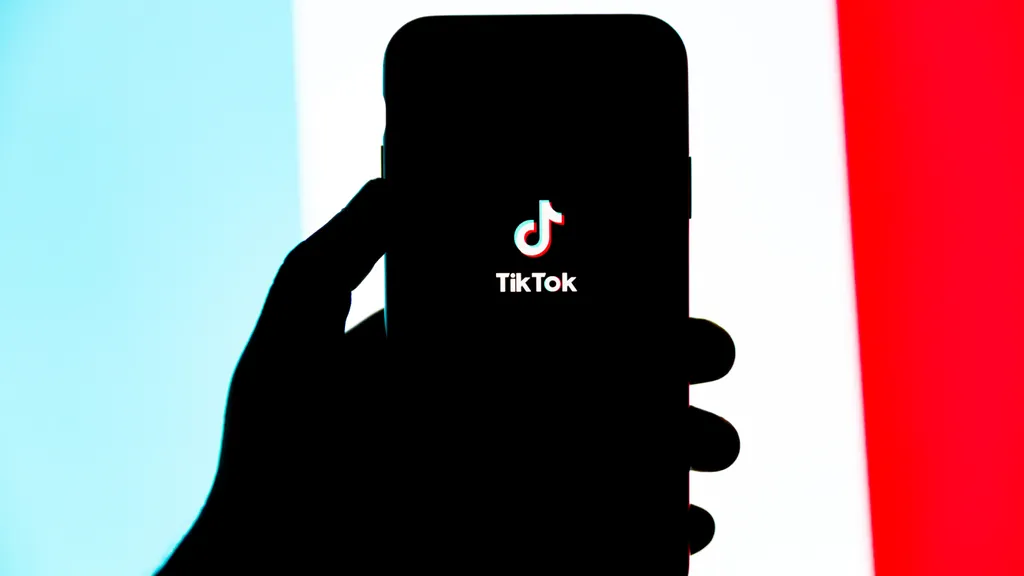 O TikTok vai recompensar usuários que criarem vídeos mais longos (Imagem: Reprodução/Solen Feyissa/Unsplash)