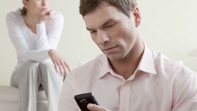 Ato de checar constantemente celular pode causar infelicidade em relacionamentos