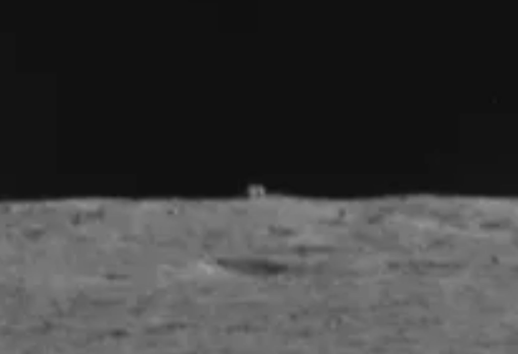 Imagem ampliada do aparente "cubo", registrado no lado afastado da Lua (Imagem: Reprodução/CNSA/Our Space)