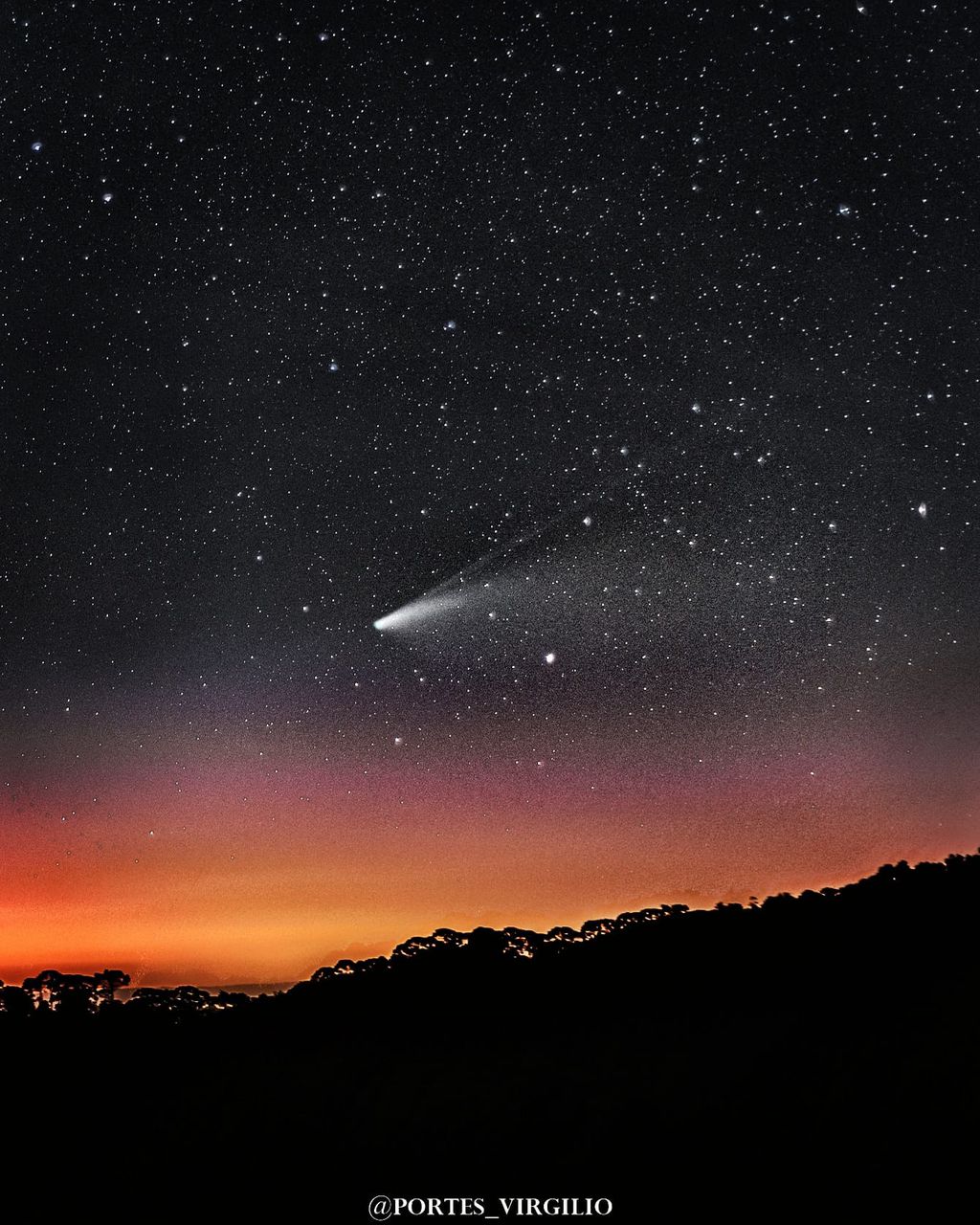 Fotografia incrível do cometa em Cunha, São Paulo (Foto: Reprodução/Virgílio Portes)