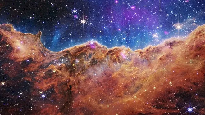 Penhascos Cósmicos da Nebulosa Carina observados pelos telescópios James Webb e Chandra; os dados do Chandra aparecem em roxo (Imagem: Reprodução/NASA/CXC/SAO; IR (Spitzer): NASA/JPL-Caltech; IR (Webb): NASA/ESA/CSA/STScI)