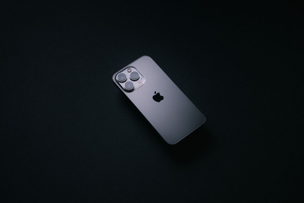 As novas câmeras do iPhone 13 permitem utilizar o Modo Cinema no dispositivo (Imagem: Howard Bouchevereau/Unsplash)