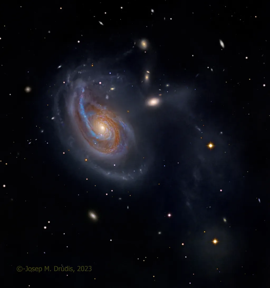 Galáxia Arp 78, com seu braço espiral distorcido pelas interações gravitacionais (Imagem: Reprodução/Josep Drudis)