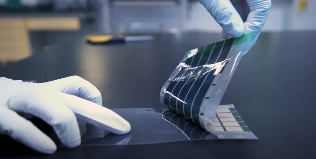 Célula solar ultrafina transforma papel em painel solar
