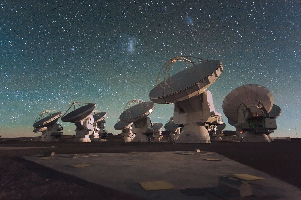 As antenas do ALMA, junto das galáxias Pequena e Grande Nuvem de Magalhães (Imagem: Reprodução/ESO/C. Malin)