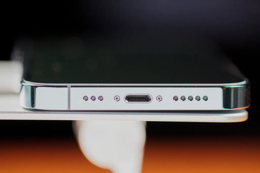 Mesmo os modelos mais atuais da Apple ainda contam com carregador Lightning (Imagem: Ivo Meneghel Jr/ Canaltech)