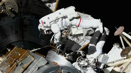 Astronautas da NASA fazem spacewalk para substituir antena defeituosa na ISS