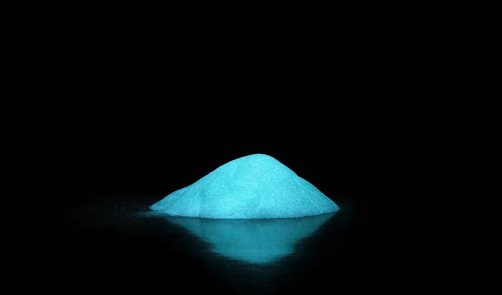 Césio-137 pode ser encontrado na forma de um pó brilhante com a coloração azul, como no acidente de Goiânia (Imagem: Simona/Pixabay)
