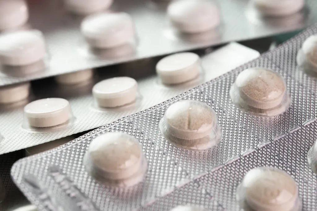 Anvisa aprova comercialização do antiviral molnupiravir nas farmácias (Imagem: Gargantiopa/Envato Elements)