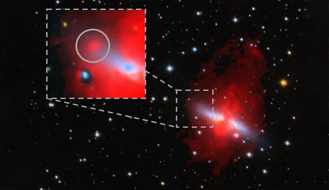 No centro, a galáxia M82; o detalhe mostra a pequena galáxia DF-E1 em processo de formação (Imagem: Reprodução/Dragonfly team)