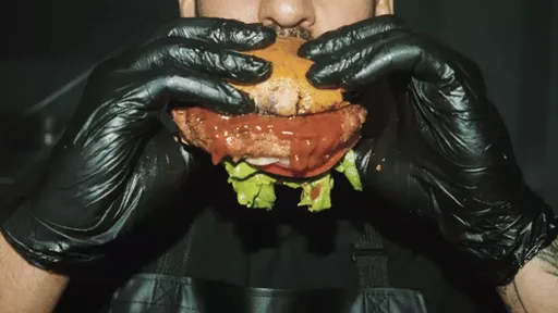 Empresa cria hambúrguer sinistro com "gosto de carne humana" feito de plantas