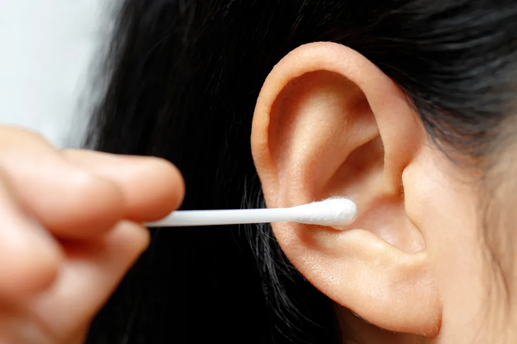 A cera de ouvido é expelida pelas glândulas sebáceas, e é um tipo de suor (Imagem: twenty20photos/Envato)