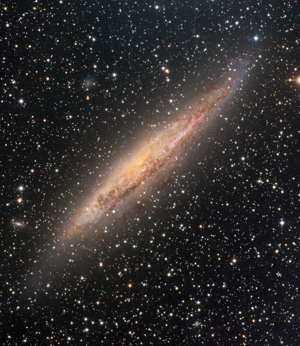 A galáxia NGC 4945 é, assim como a Via Láctea, uma galáxia do tipo espiral (Imagem: Reprodução/Dietmar Hager, Eric Benson)