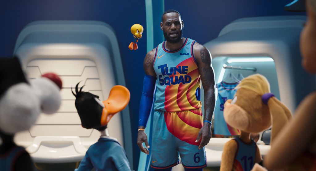 LeBron James faz jus a Michael Jordan em um novo jogo do basquete com os Looney (Imagem: Divulgação / Warner Bros.) 