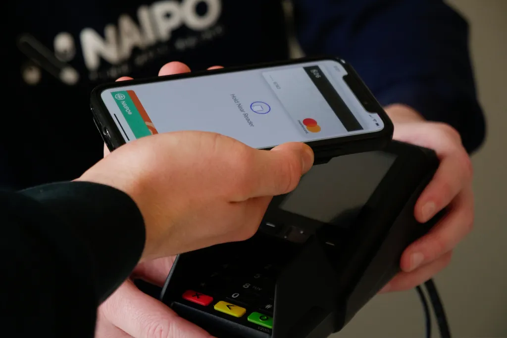 Mudanças no Apple Pay tornam o envio e recebimento de dinheiro mais simples no app (Imagem: naipo.de/Unsplash)