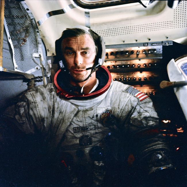 Gene Cernan, da Apollo 17, coberto por poeira lunar em seu traje espacial (Foto: NASA)