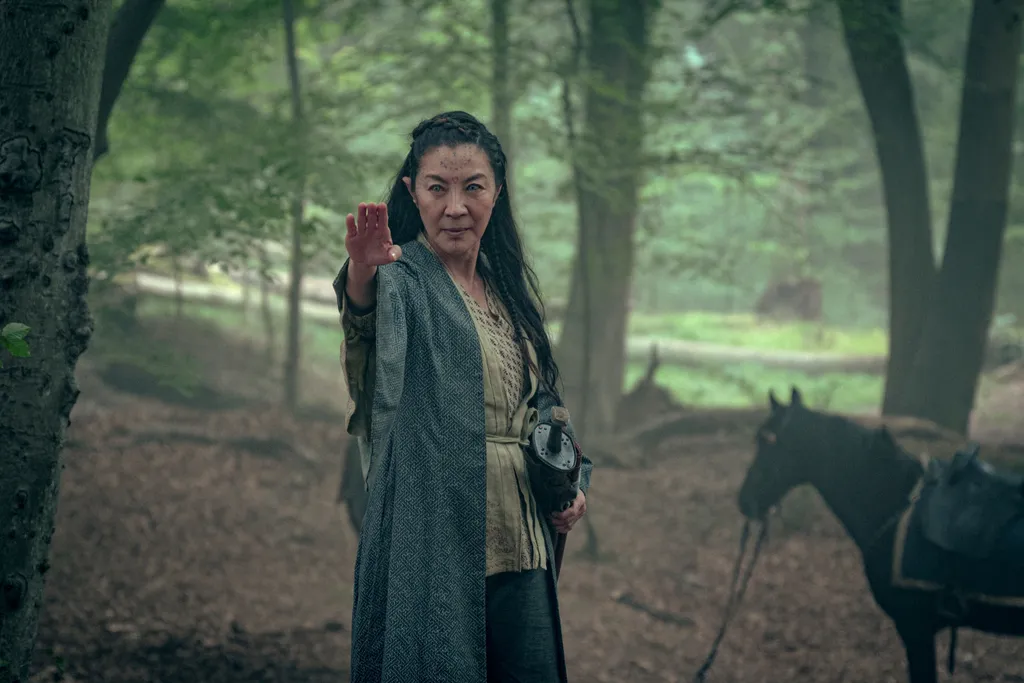 Totalmente no modo "pagando boleto", Michelle Yeoh vive a estereotipada personagem oriental enigmáticas mestre das artes marciais (Imagem: Divulgação/Netflix)