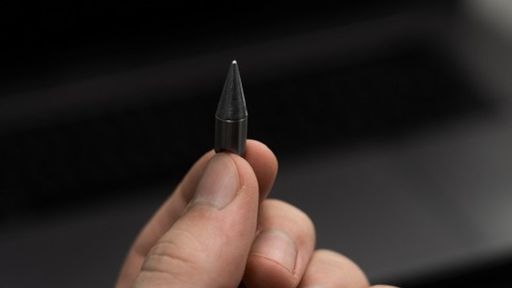 Caneta feita de prata dispensa uso de tinta e promete durar para sempre