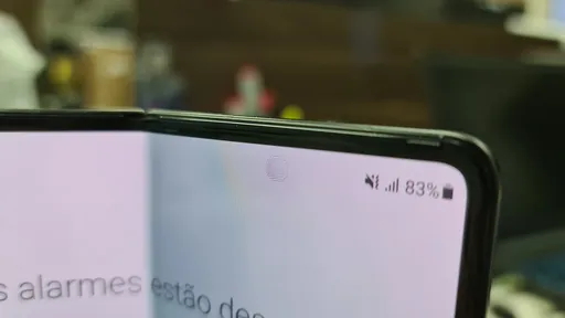 Dois Galaxy Flex Note dão as caras mostrando dobra para fora e S Pen