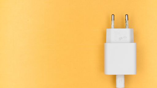 O carregador do celular pode ficar na tomada o dia inteiro?