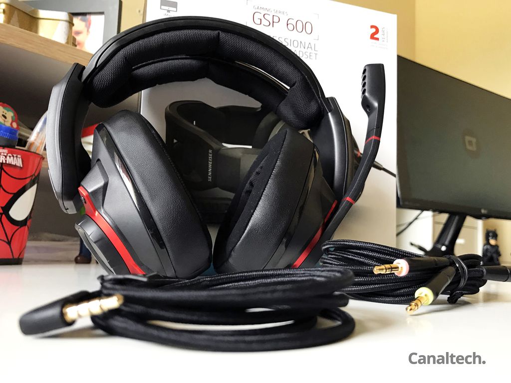 Além do GSP 600 em si, a caixa do headset traz dois cabos: um com quatro polos para uso em consoles e dispositivos móveis, e outro de saída dupla para PCs
