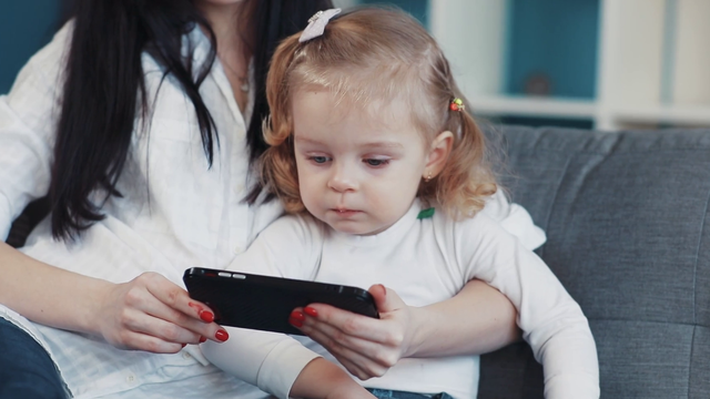 Telas de dispositivos estão associadas a desenvolvimento mais lento em crianças