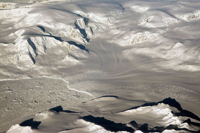 CA oxigenação primordial na Terra pode ter desencadeado eras glaciais, que cobriram a superfície do planeta com geleiras como essa, na Antártida (Imagem: Reprodução/NASA/Michael Studinger)aption