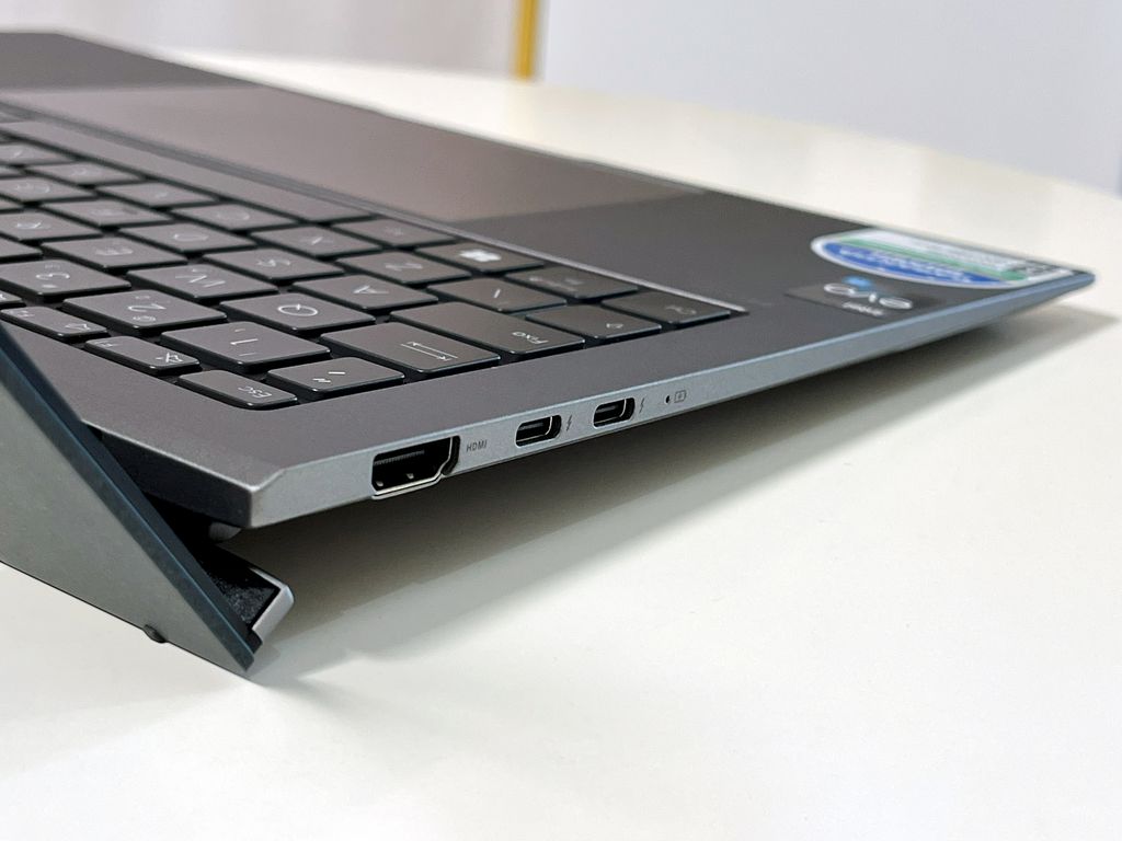 Notebooks Intel Evo têm de cumprir diversos requisitos obrigatórios, como portas USB-C Thunderbolt 4.0 para transferência rápida de arquivos e carregamento do equipamento (Foto: Jones Oliveira/Canaltech)