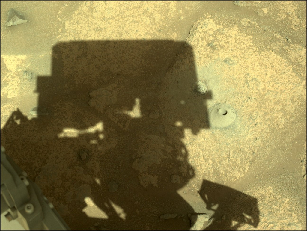 Registro da primeira perfuração no solo marciano, feita na última sexta-feira (Imagem: Reprodução/Twitter/NASAPersevere)