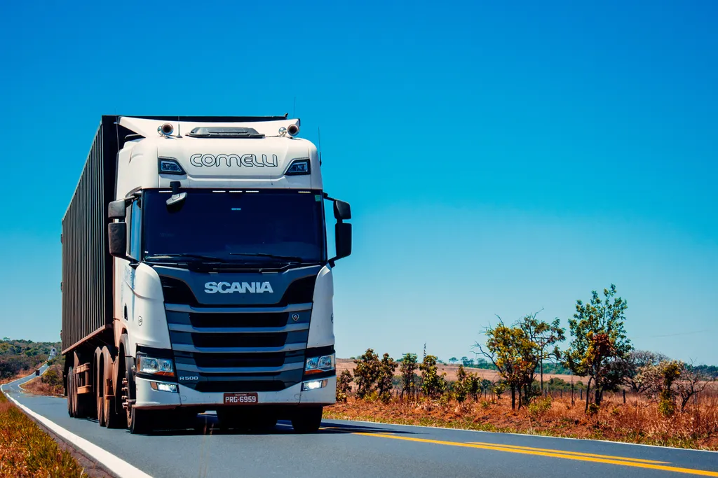 Primeira habilitação não dá direito a dirigir caminhões como o da foto acima (Imagem: Gabriel Santos/Unsplash/CC)