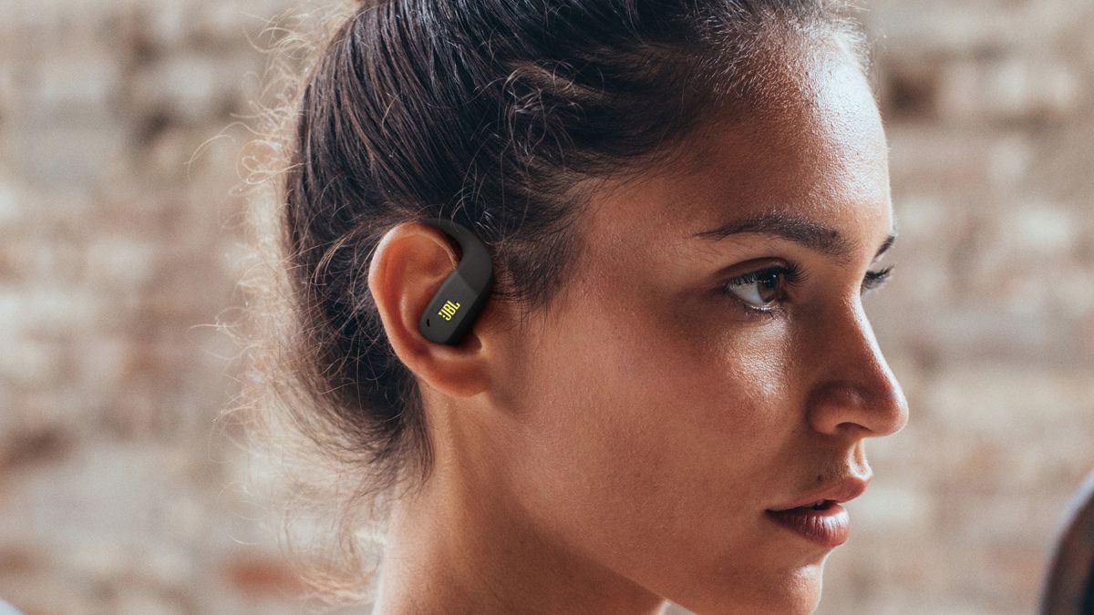 Novo fone da JBL não tampa o ouvido e tem bateria para 32 horas de música