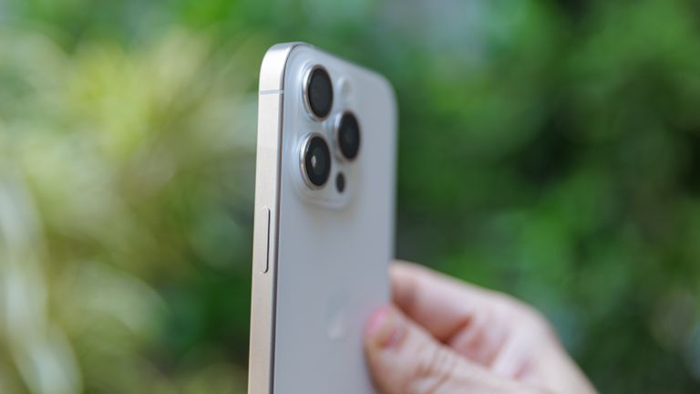 Apple planea un iPhone «significativamente más delgado» para 2025, dice Bloomberg