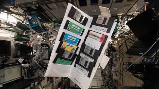 Disquetes de instalação do Windows 95 são encontrados na ISS