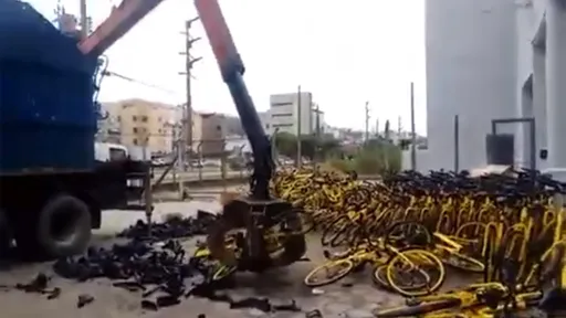 Vídeo mostra descarte de dezenas de bicicletas da Grow