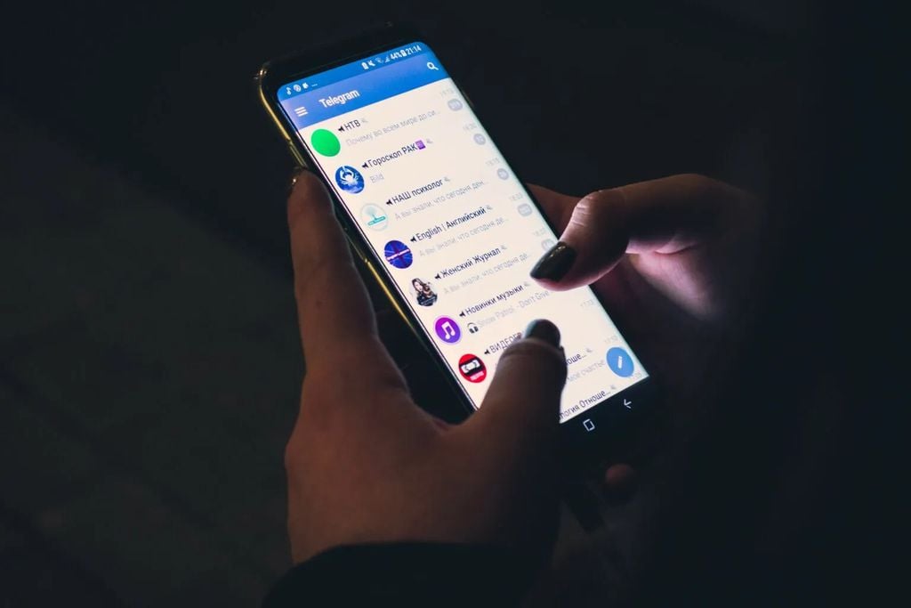 Telegram está sempre salvando as conversas do usuário na nuvem, o que exclui a necessidade de backups e facilita a instalação em um novo dispositivo (Imagem: Christian Wiediger/Unsplash)