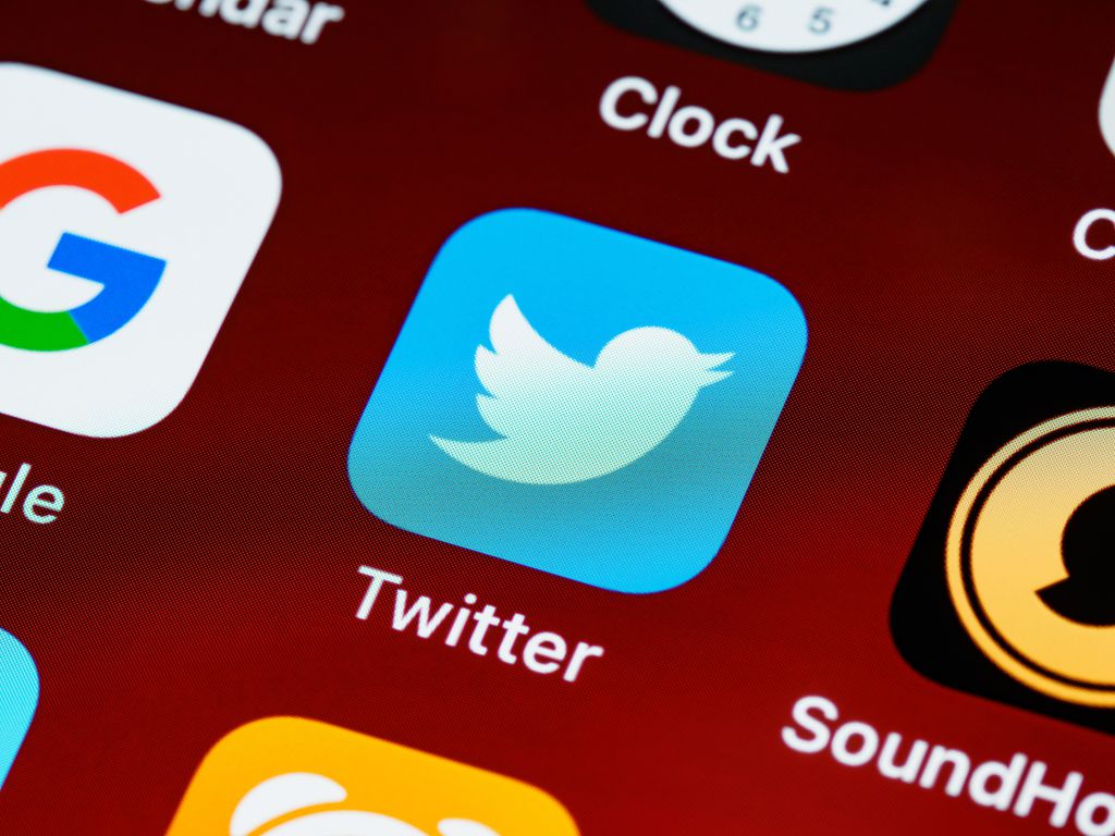 O Twitter é uma das redes sociais que mais sofre com a presença de contas automatizadas que tentam manipular os assuntos do momento (Imagem: Brett Jordan/Pexels)
