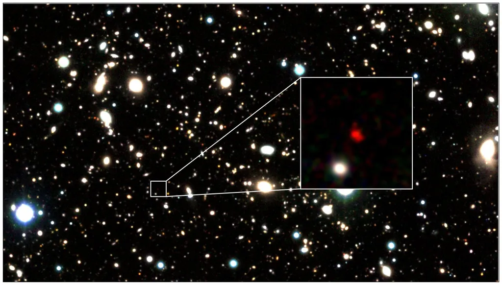 O objeto vermelho, que aparece destacado no detalhe da imagem, é a galáxia HD1 (Imagem: Reprodução/Harikane et al.)