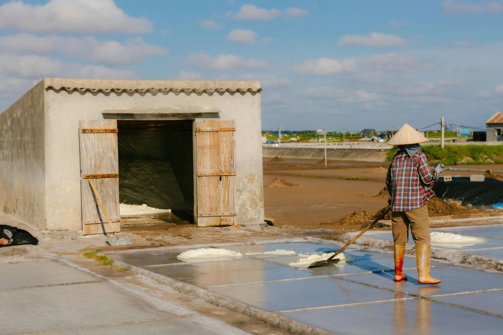 Salina com bacias rasas de água marinha Foto: HONG SON / Pexels