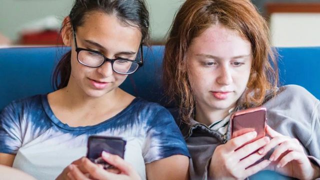 Estudo mostra que adolescentes preferem enviar mensagens a conversar cara a cara