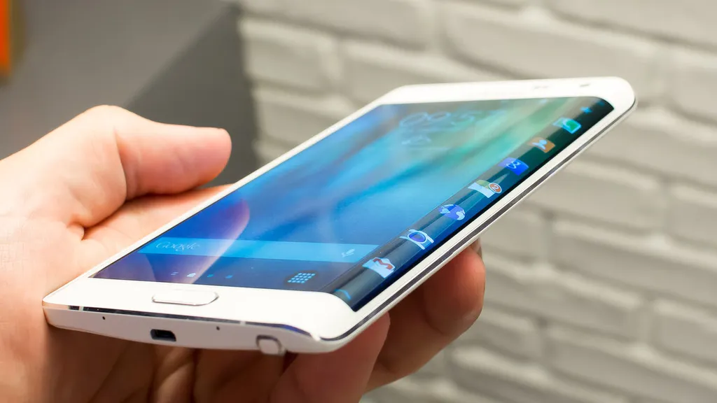 O Galaxy S6 Edge vinha com Gorilla Glass 4 (Imagem: Canaltech)