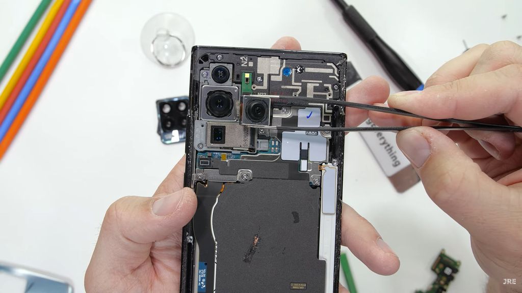 O sensor de 108 MP do Realme 8 Pro é significativamente menor que o utilizado no Galaxy Note 20 Ultra (Imagem: Reprodução/JerryRigEverything)